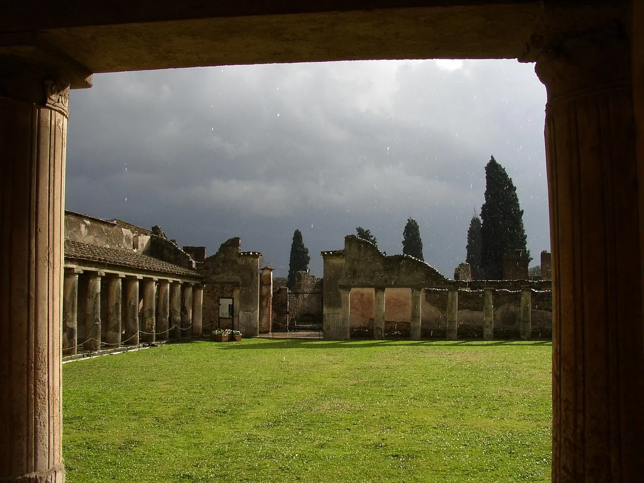Las ruinas bien conservadas de Pompeya, una ventana al mundo romano y uno de los lugares más impactantes que ver en Italia. Ruinas antiguas en Pompeya con columnas romanas