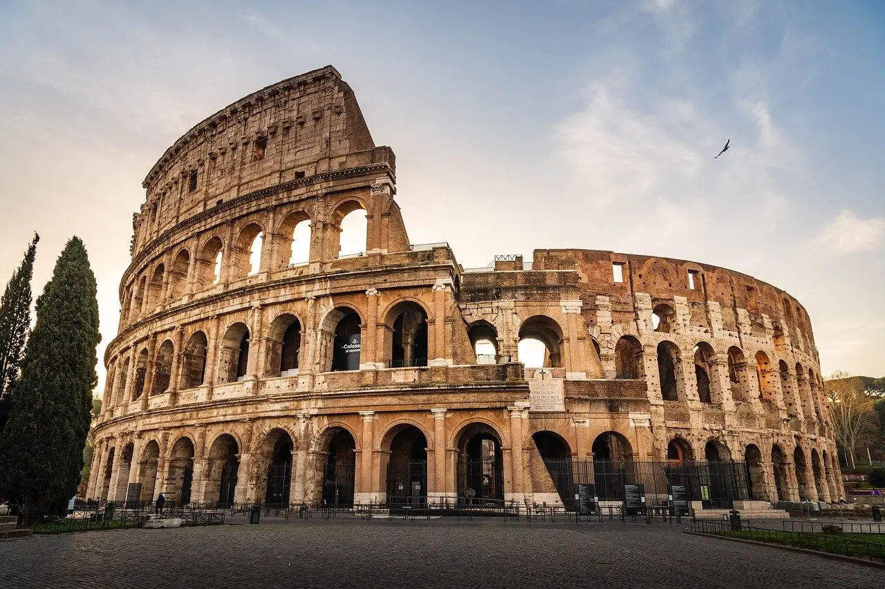 Coliseo romano bajo cielo azul