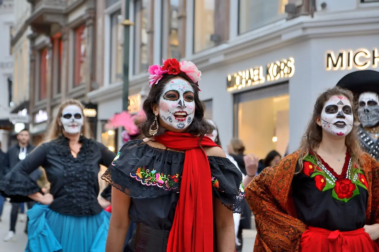 Altar del Día de los Muertos con flores de cempasúchil y velas