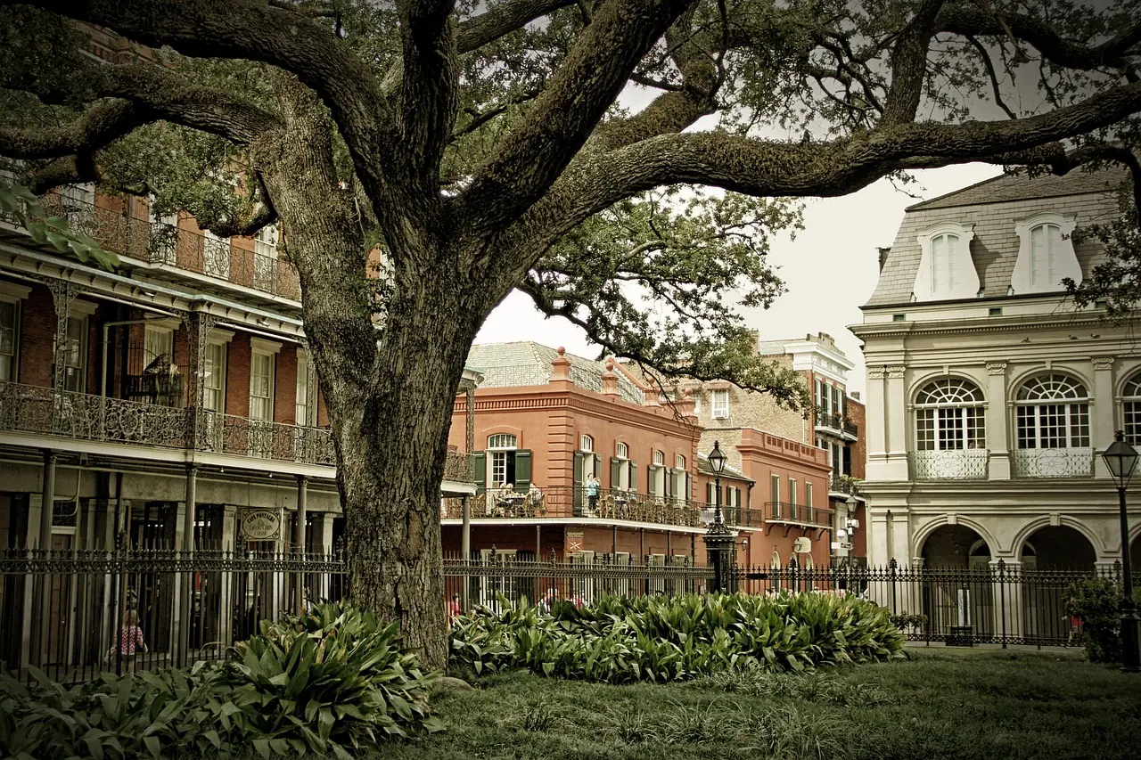 Calle Bourbon en el Barrio Francés de Nueva Orleans, con faroles de gas, músicos tocando saxofón y turistas disfrutando de la atmósfera festiva Callejón adoquinado del Barrio Francés con faroles vintage y músicos callejeros