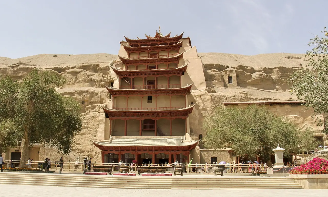 Fachadas de las Cuevas de Mogao en Dunhuang, oasis en el desierto de Gobi Entradas a las Cuevas de Mogao en el desierto de Gobi