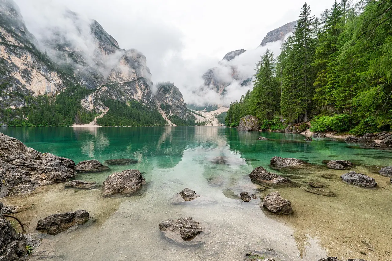 Autumn light on Moraine Lake — a jewel-toned invitation to appreciate natural scenery in Alberta’s Rockies Moraine Lake in Banff National Park with vivid turquoise water, surrounding snow-capped peaks, and larch trees turning gold in autumn