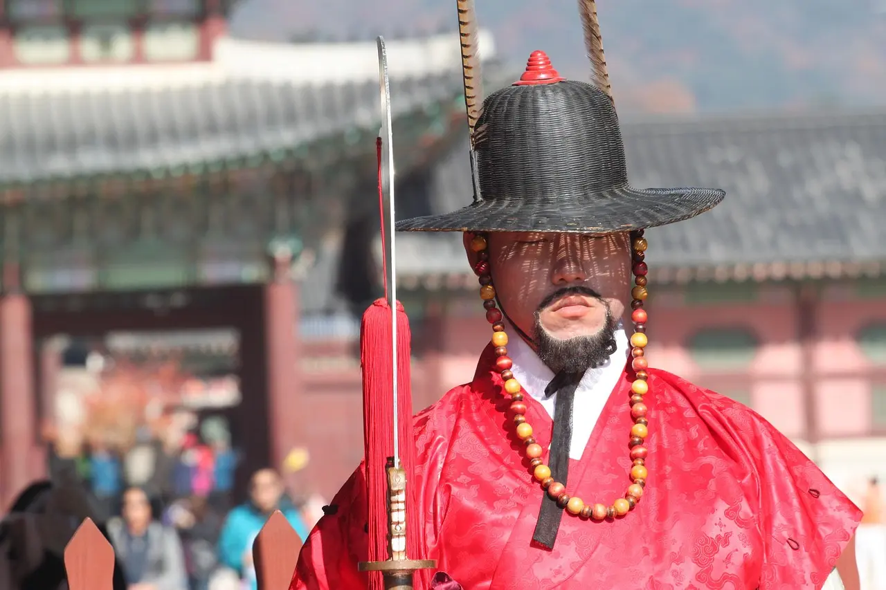 Vista frontal del Palacio Gyeongbokgung en Seúl con guardias vestidos con trajes tradicionales coreanos Palacio Gyeongbokgung en Seúl con guardias tradicionales