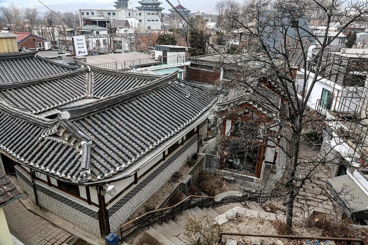 Estrecho callejón con casas hanok tradicionales en el barrio de Bukchon, Seúl Callejón con casas tradicionales coreanas en Bukchon