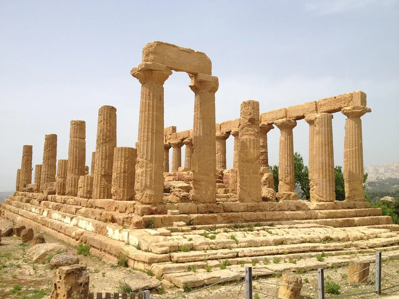 Los majestuosos templos griegos del Valle de los Templos en Agrigento, Sicilia, testimonio de la antigua Magna Grecia y un sitio imprescindible que ver en Italia. Templos griegos en Valle de los Templos, Agrigento