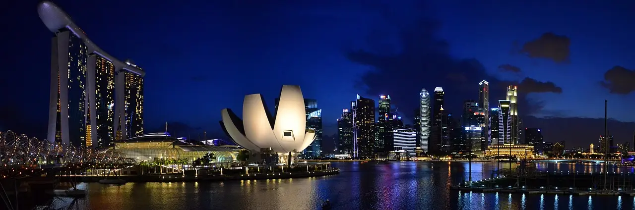 El icónico edificio del ArtScience Museum en Marina Bay, diseñado como una flor de loto Museo ArtScience con forma de flor de loto junto al agua