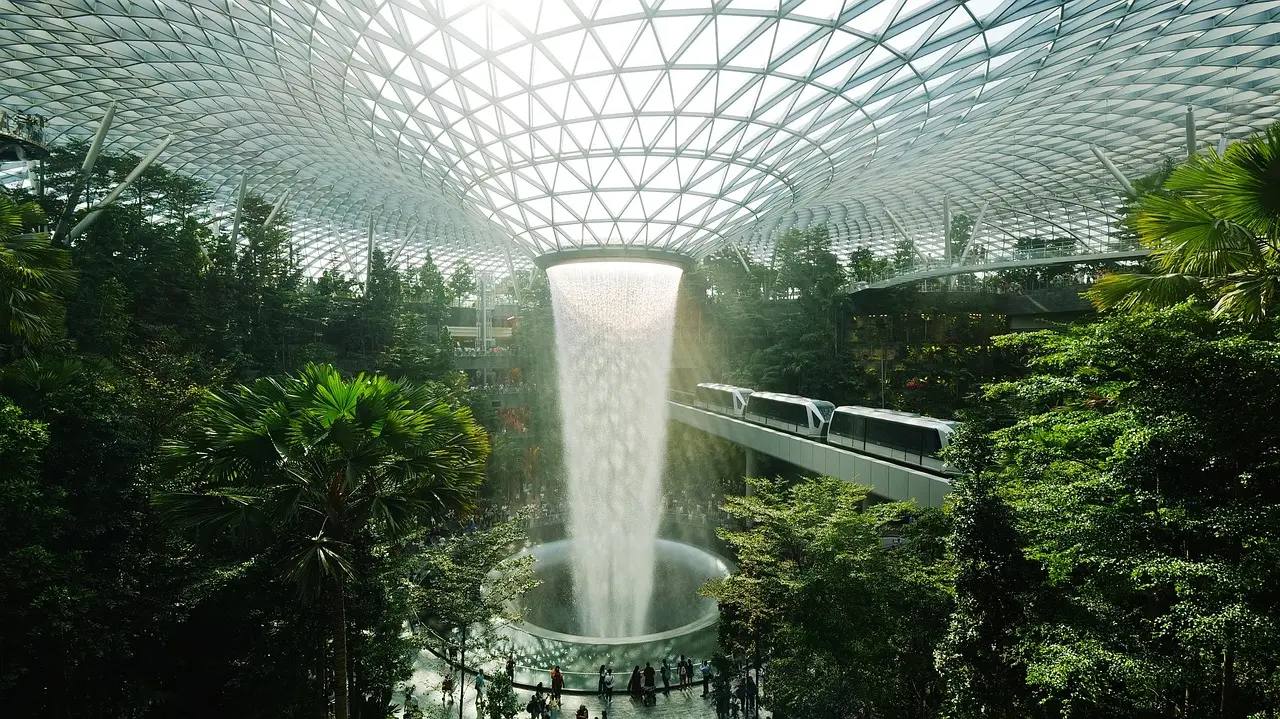 La majestuosa cascada interior Rain Vortex en Jewel Changi Airport, Singapur Rain Vortex, la cascada interior en Jewel Changi Airport