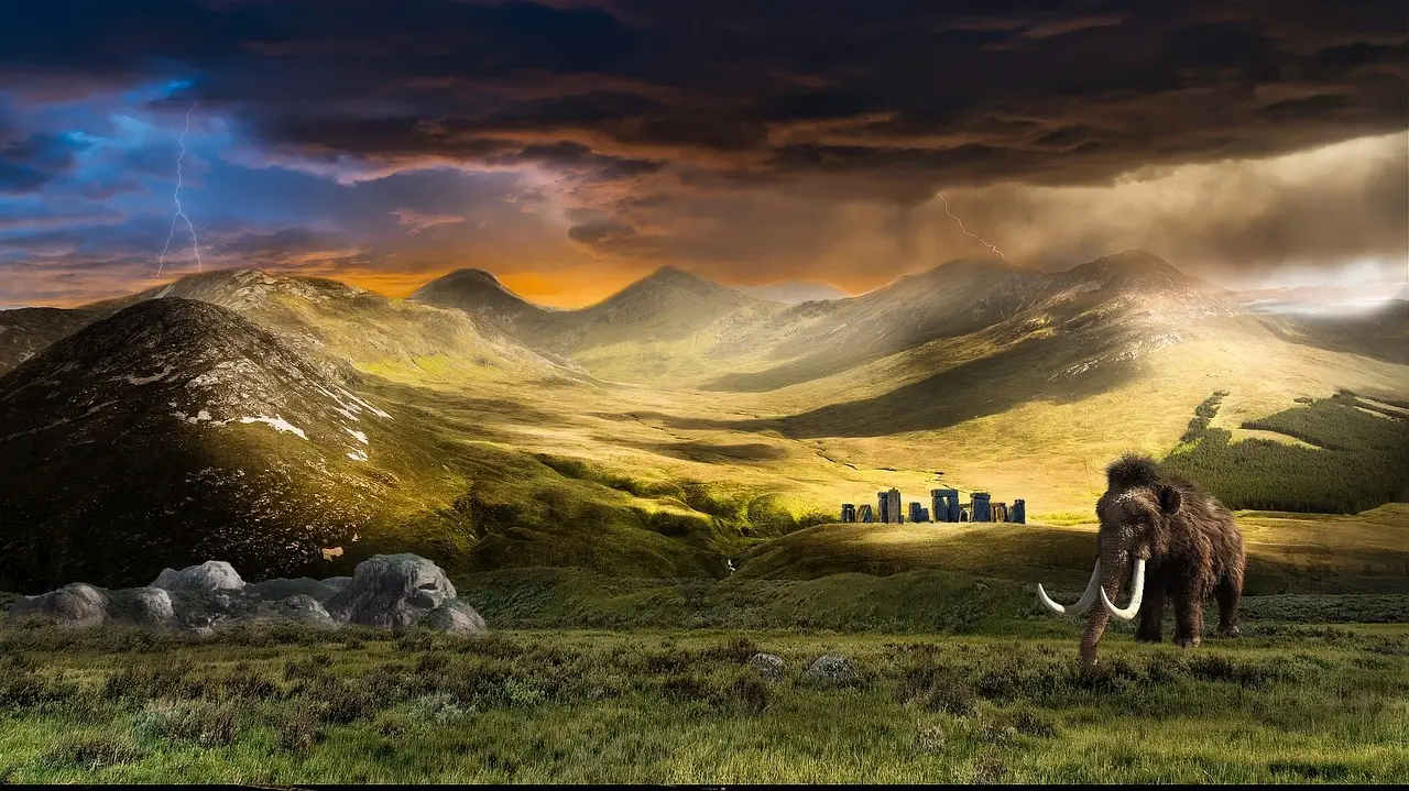Stonehenge al atardecer con cielo nublado dramático