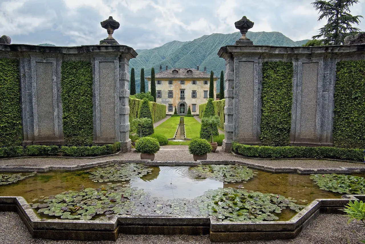 Una elegante villa histórica junto al Lago de Como, reflejando la belleza serena y sofisticada de uno de los destinos más exclusivos que ver en Italia. Villa histórica junto al Lago de Como