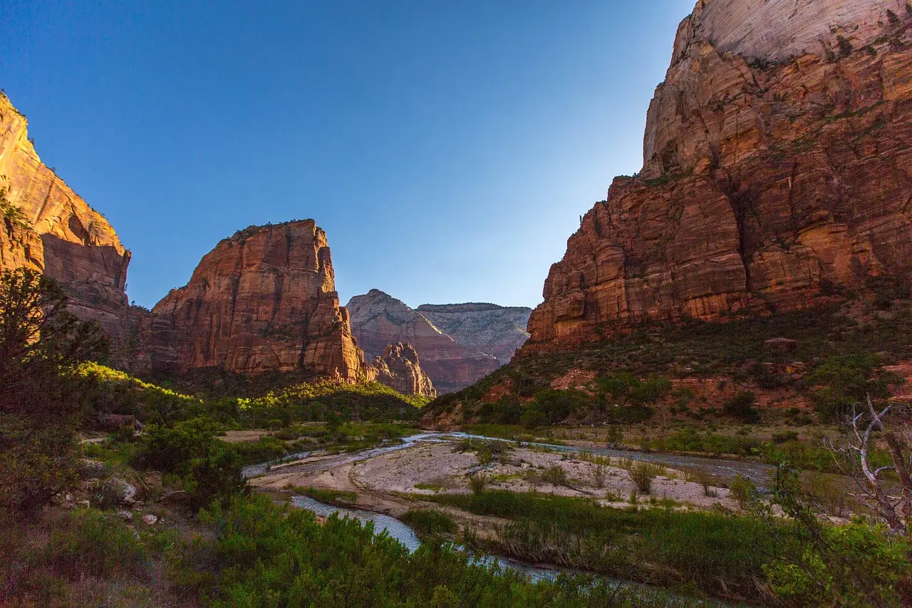 Vista desde Angels Landing en el Parque Nacional de Zion, mostrando el sendero estrecho con barandillas y el valle profundo debajo Sendero Angels Landing con escaleras metálicas y vistas vertiginosas sobre el cañón de Zion