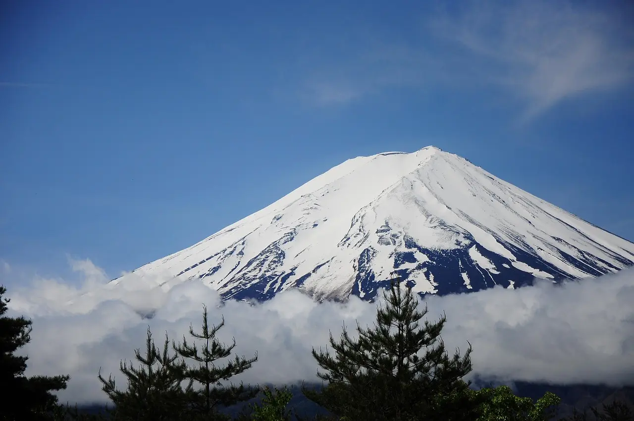 Vista clásica del Monte Fuji reflejado en el lago Kawaguchi, una imagen icónica de Japón Monte Fuji nevado visto desde el lago Kawaguchi