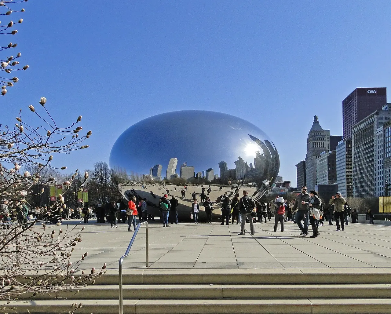 Reflejo distorsionado de rascacielos y cielo en la escultura Cloud Gate ('The Bean') en Millennium Park, Chicago Escultura 'The Bean' reflejando edificios y cielo azul en Millennium Park, Chicago