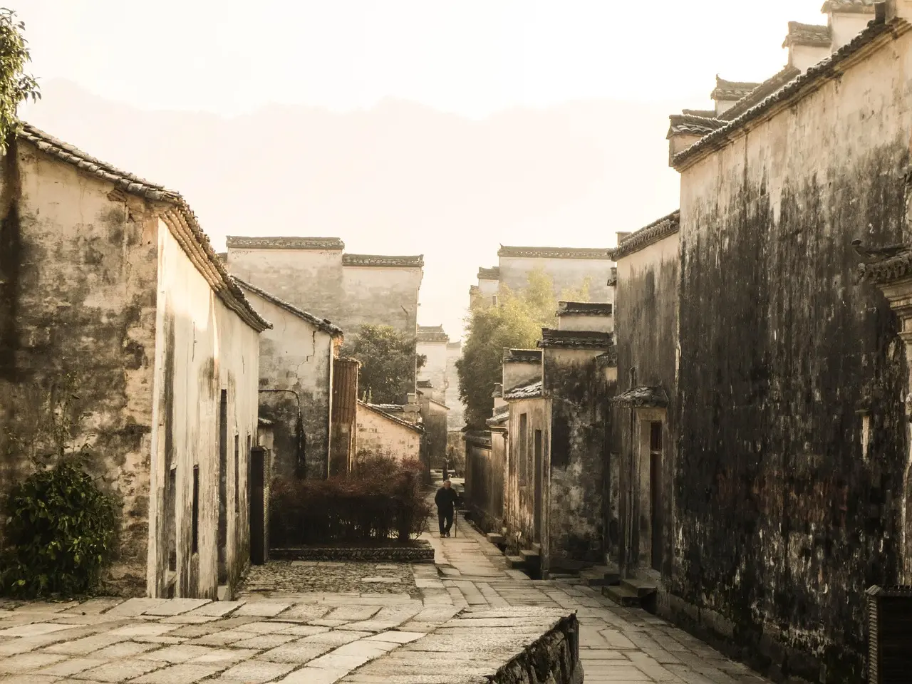 Atmósfera histórica en las calles de la ciudad amurallada de Pingyao Calle empedrada y fachadas tradicionales en la ciudad de Pingyao