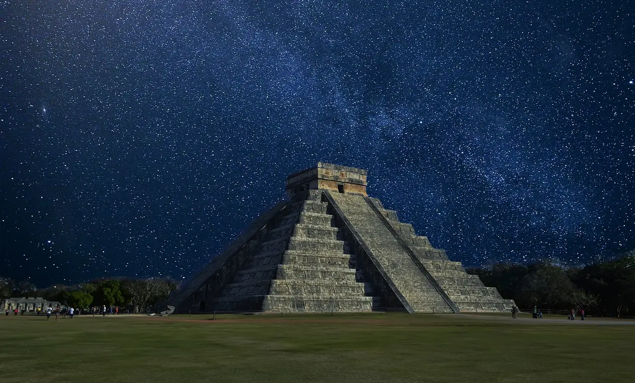 Pirámide de Kukulkán en Chichén Itzá bajo cielo azul