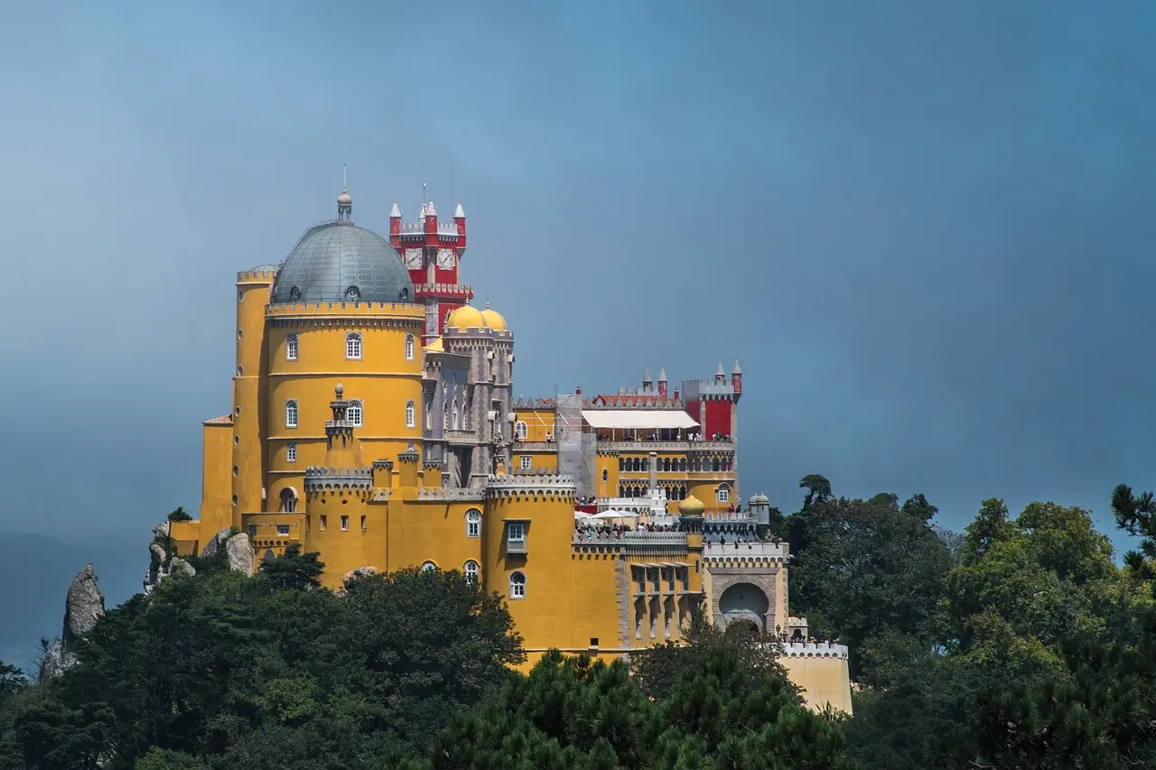 El Palacio da Pena en Sintra, una joya arquitectónica rodeada de naturaleza Palacio da Pena en Sintra con colores vibrantes y vegetación densa