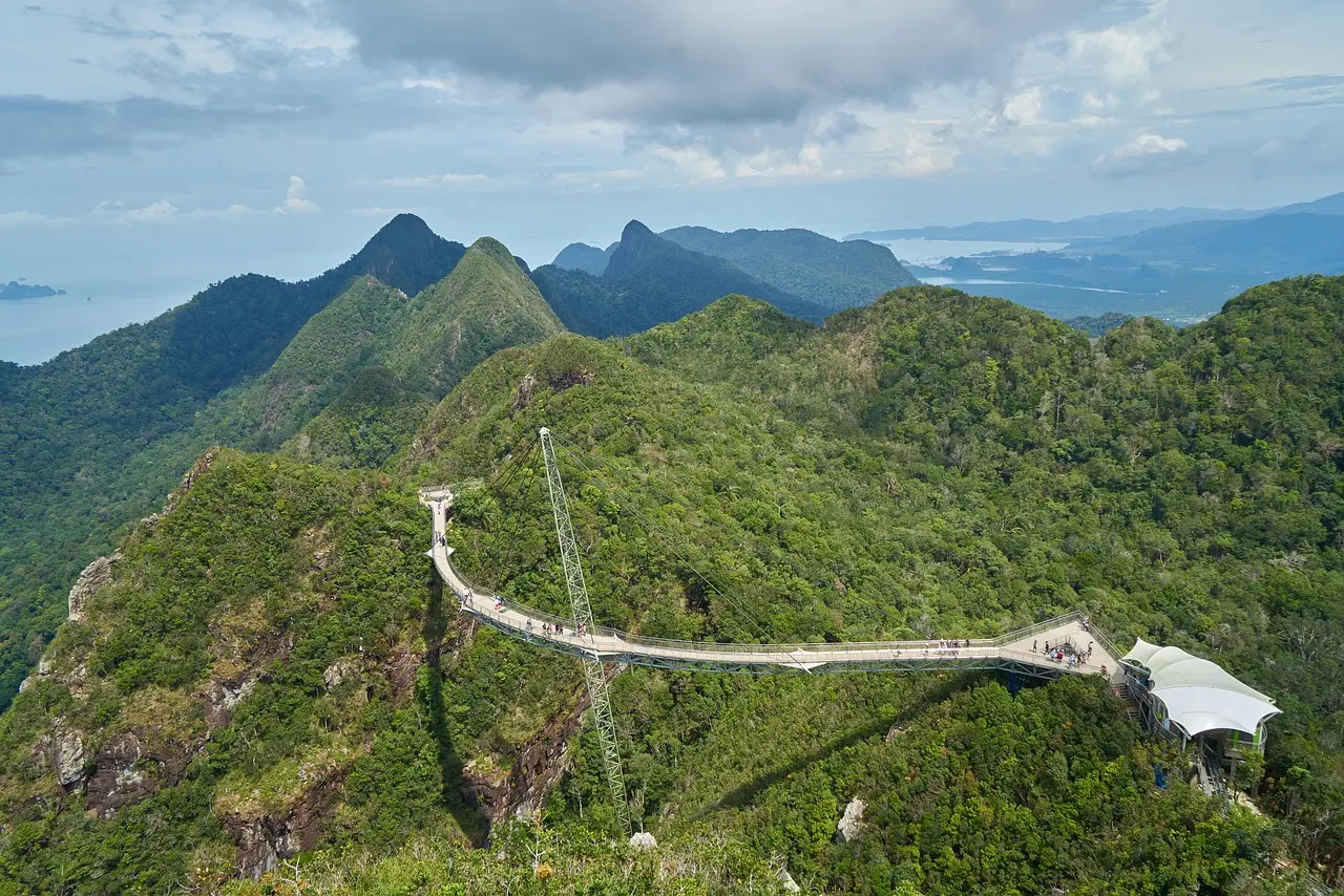 Puente del Cielo en Langkawi con vista al mar