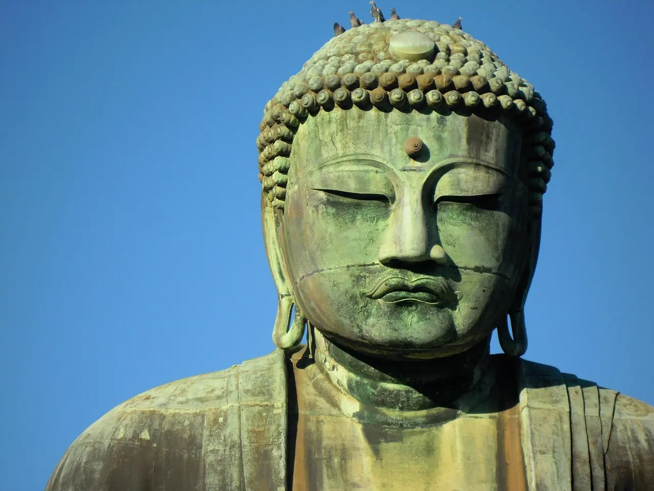 El imponente Gran Buda de Kamakura, una de las atracciones más veneradas que visitar en Japón Gran Buda de Kamakura (Daibutsu) bajo cielo azul