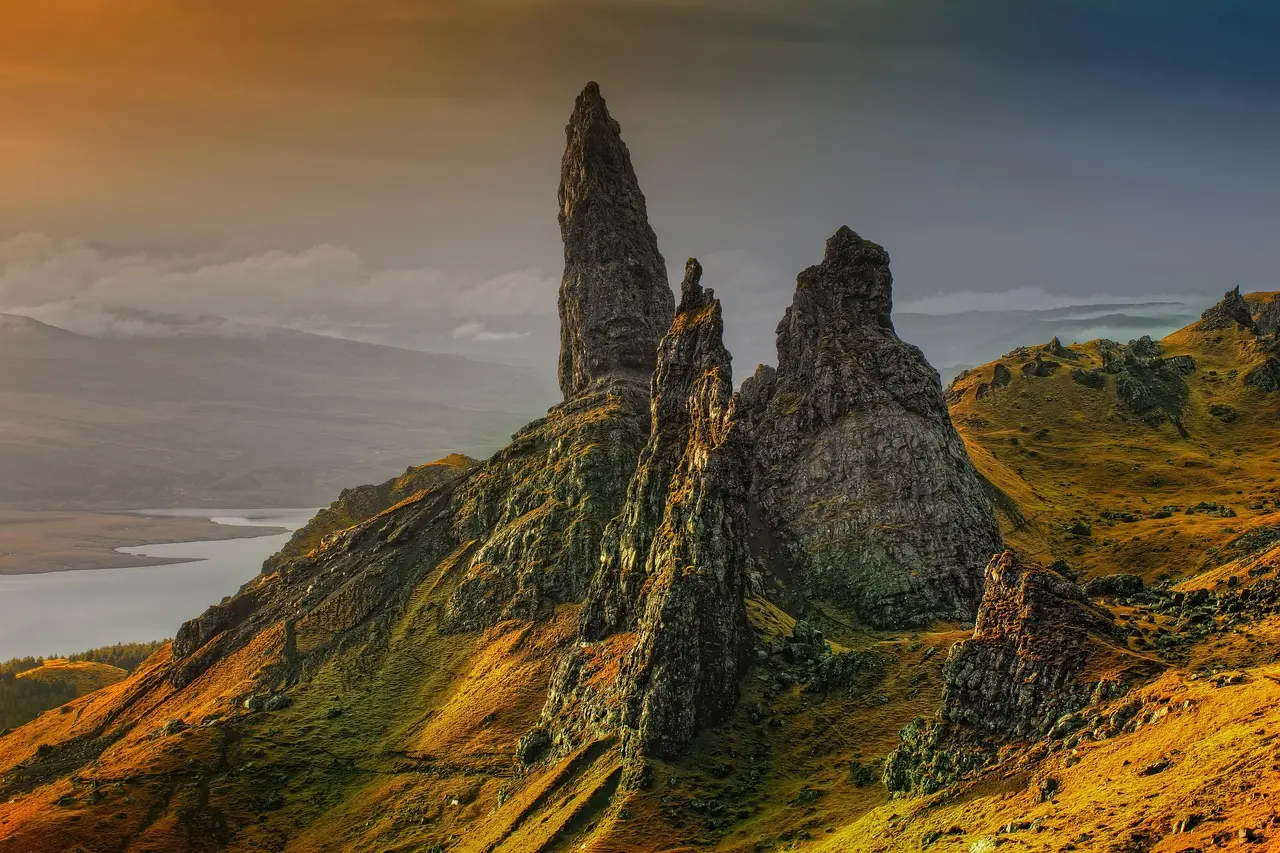 La icónica formación rocosa Old Man of Storr bajo un cielo cambiante en la Isla de Skye Formación rocosa Old Man of Storr en la Isla de Skye