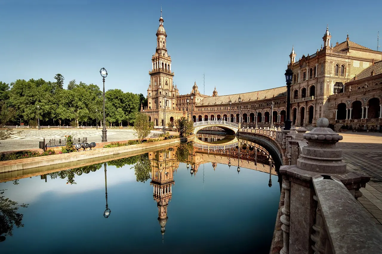 Patio andaluz con flores y azulejos en Sevilla