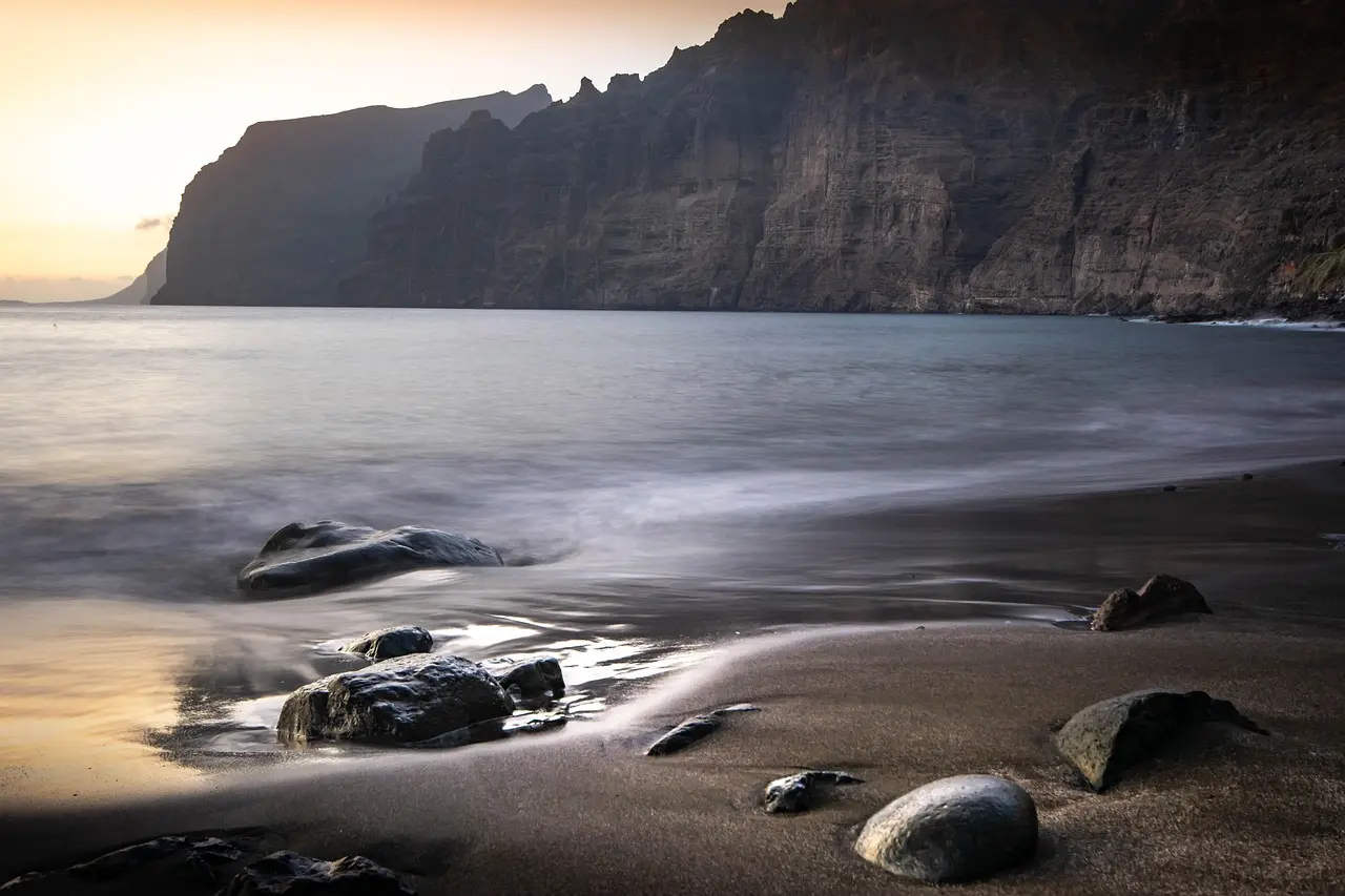Puesta de sol en playa de arena negra en Tenerife