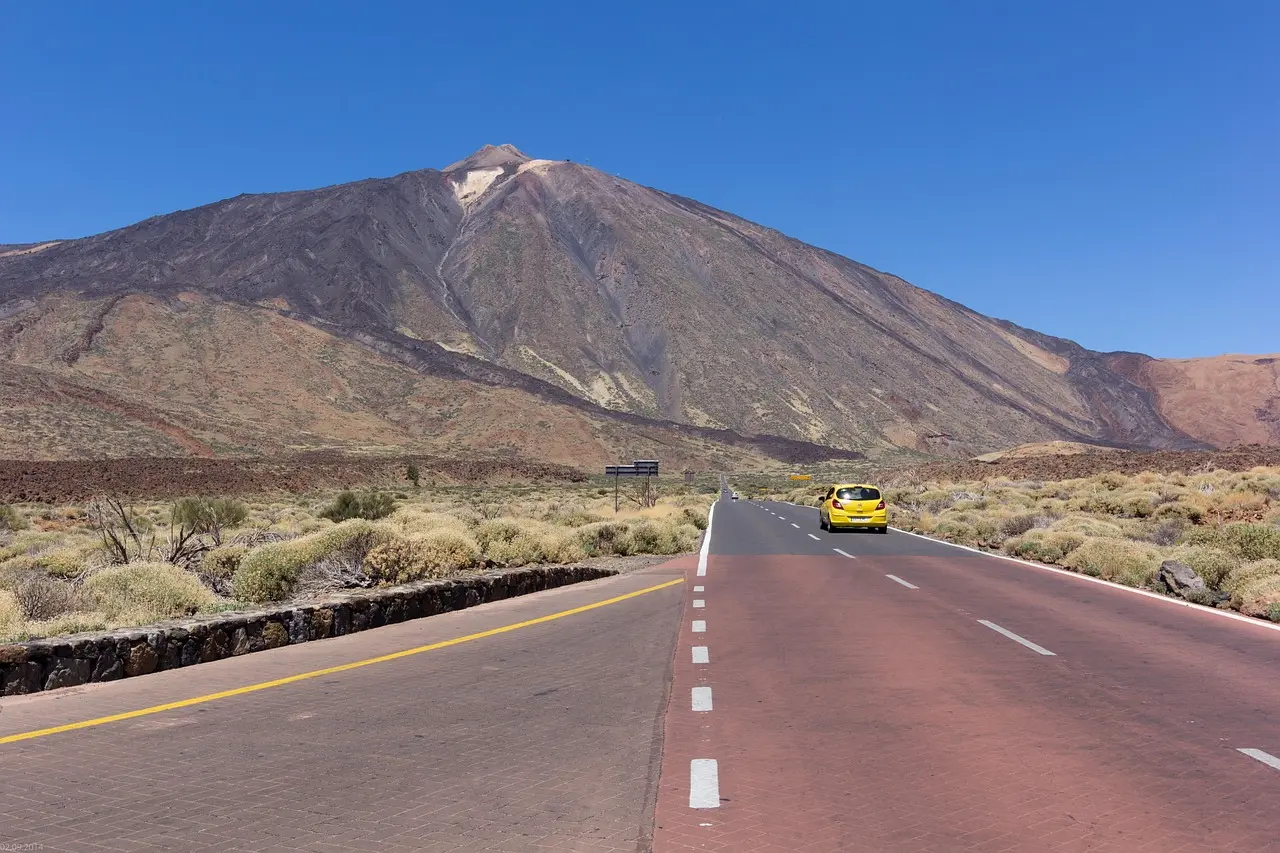 Impresionante amanecer en el Pico del Teide en Tenerife, con nieve en la cumbre y paisaje volcánico único Pico del Teide cubierto de nieve al amanecer