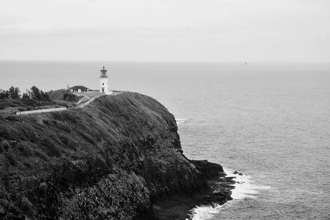 Faro de Sítio en Nazaré con vistas panorámicas del Atlántico y las famosas olas Faro de Nazaré con vista al océano y acantilados