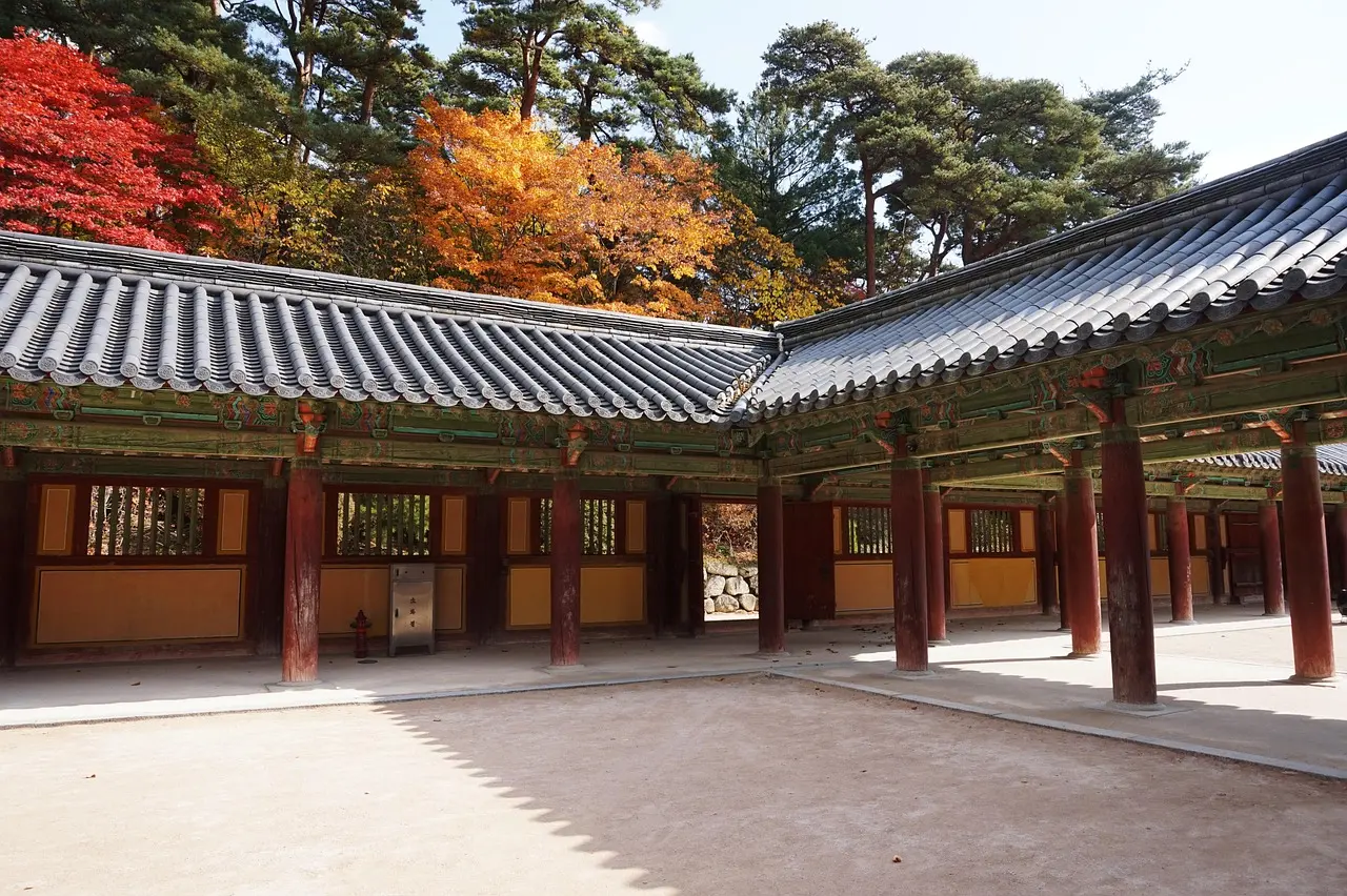Templo budista Bulguksa en Gyeongju rodeado de árboles con colores otoñales Templo Bulguksa rodeado de árboles otoñales