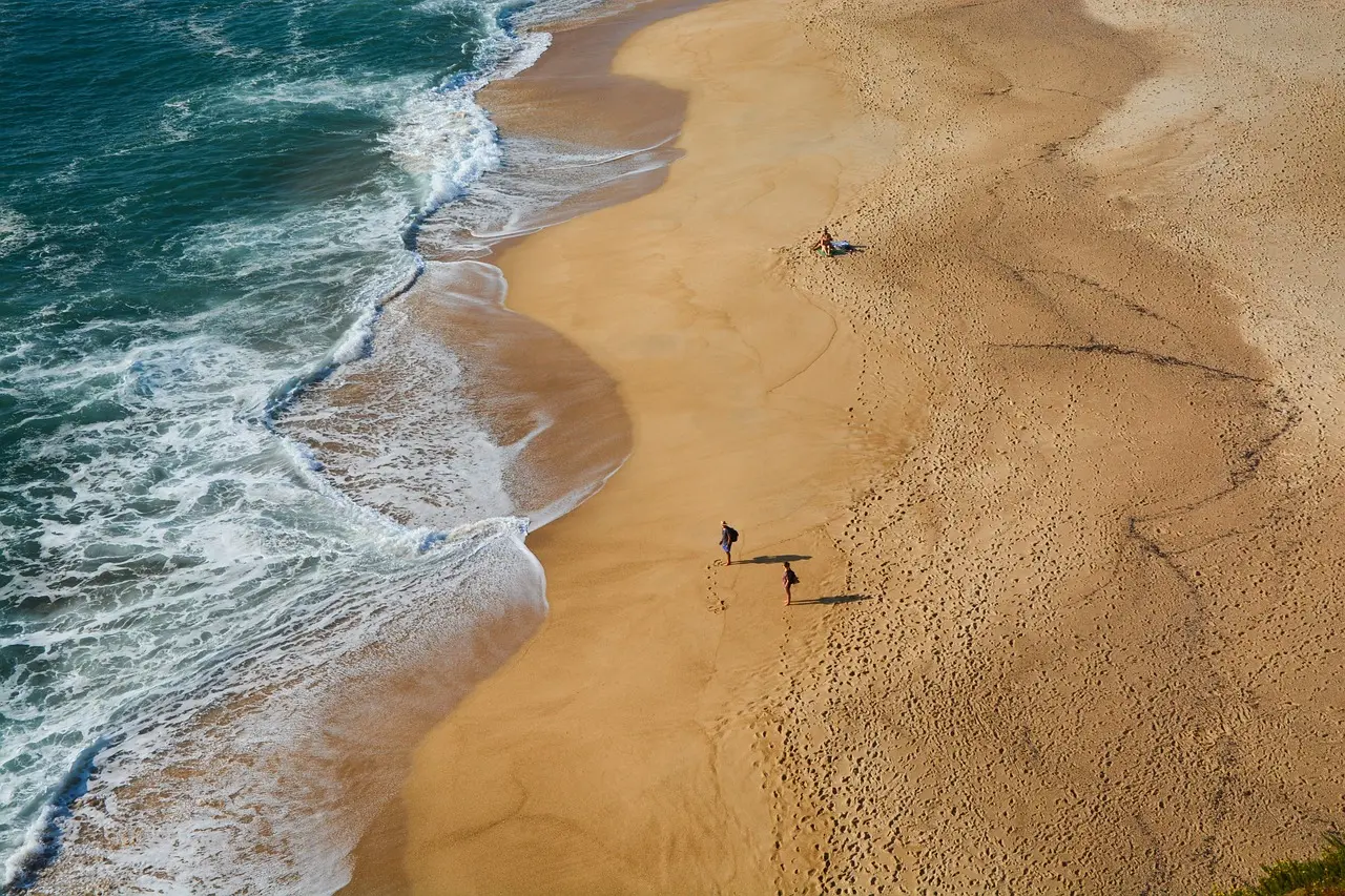 Praia da Marinha en el Algarve, famosa por sus acantilados y aguas cristalinas Playa de arena dorada con acantilados y aguas turquesas en el Algarve