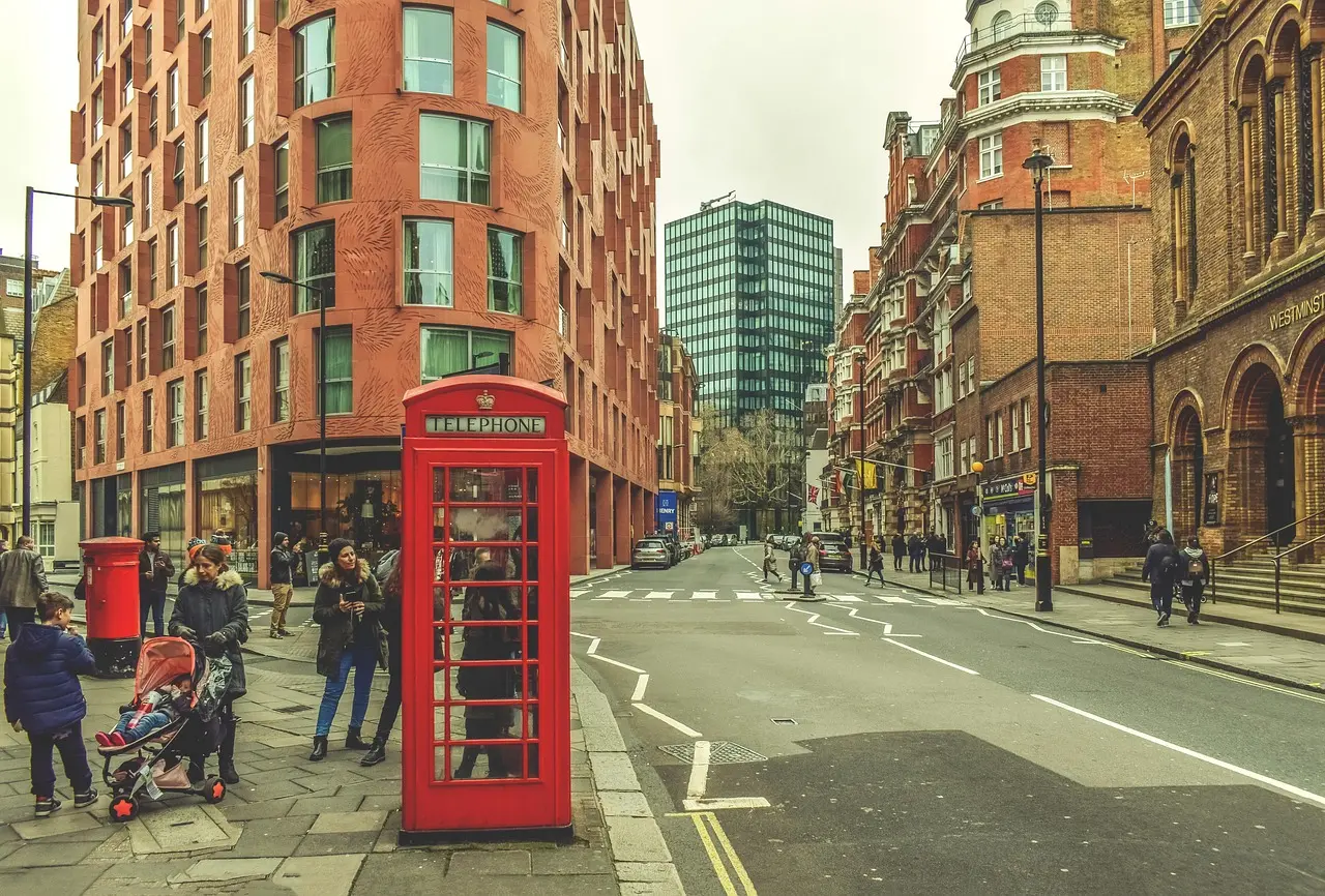 Paseo peatonal junto al río Támesis en South Bank con artistas callejeros y visitantes
