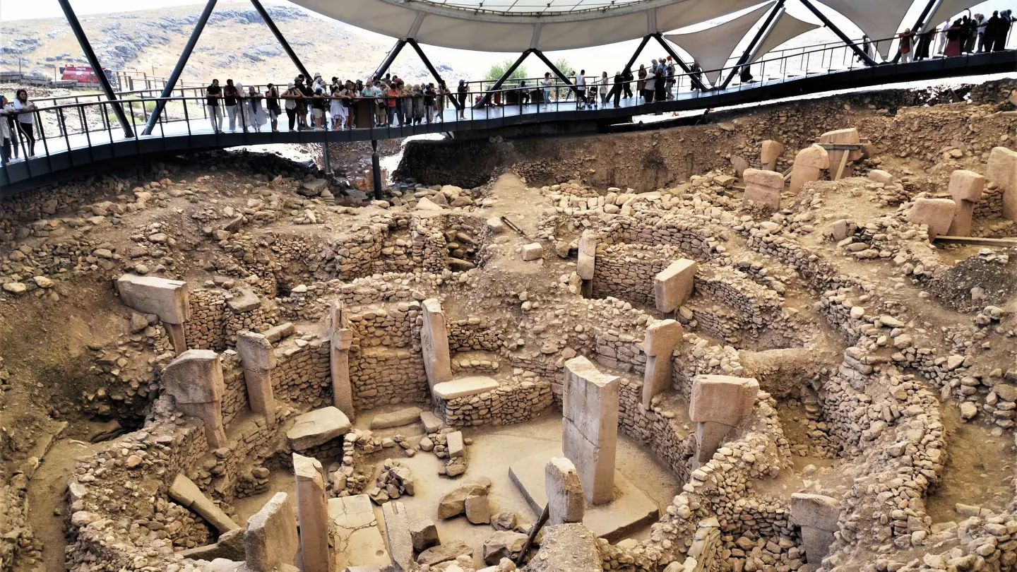 Pilares megalíticos con relieves en Göbekli Tepe bajo un cielo azul intenso
