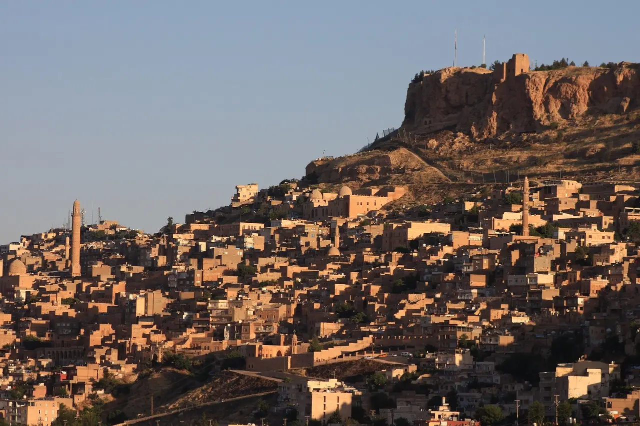 Vista panorámica de Mardin con edificios de piedra dorada al atardecer