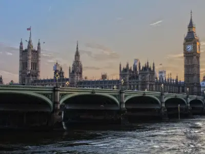 Vista panorámica de Londres con el río Támesis, el London Eye y el Big Ben al atardecer
