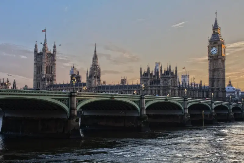 Vista panorámica de Londres con el río Támesis, el London Eye y el Big Ben al atardecer