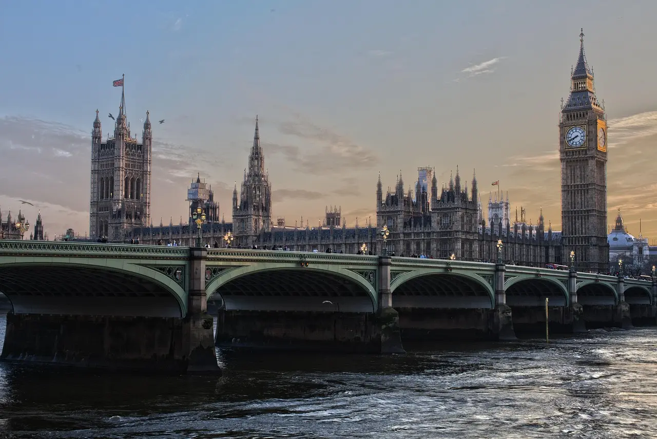 Vista panorámica de Londres con el río Támesis, el London Eye y el Big Ben al atardecer