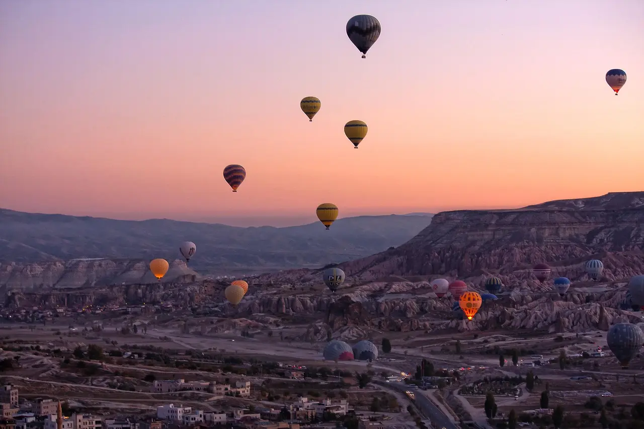 Globos aerostáticos sobrevuelan los valles de Capadocia al amanecer