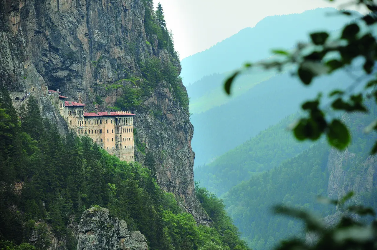 Monasterio de Sumela colgado en un acantilado boscoso en Trabzon