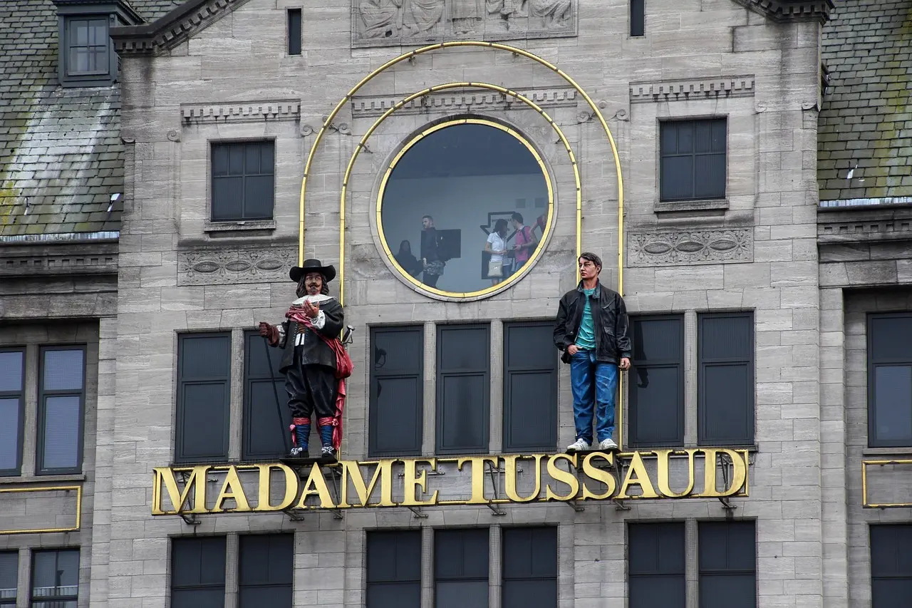 Entrada de Madame Tussauds en Londres con cola larga de turistas