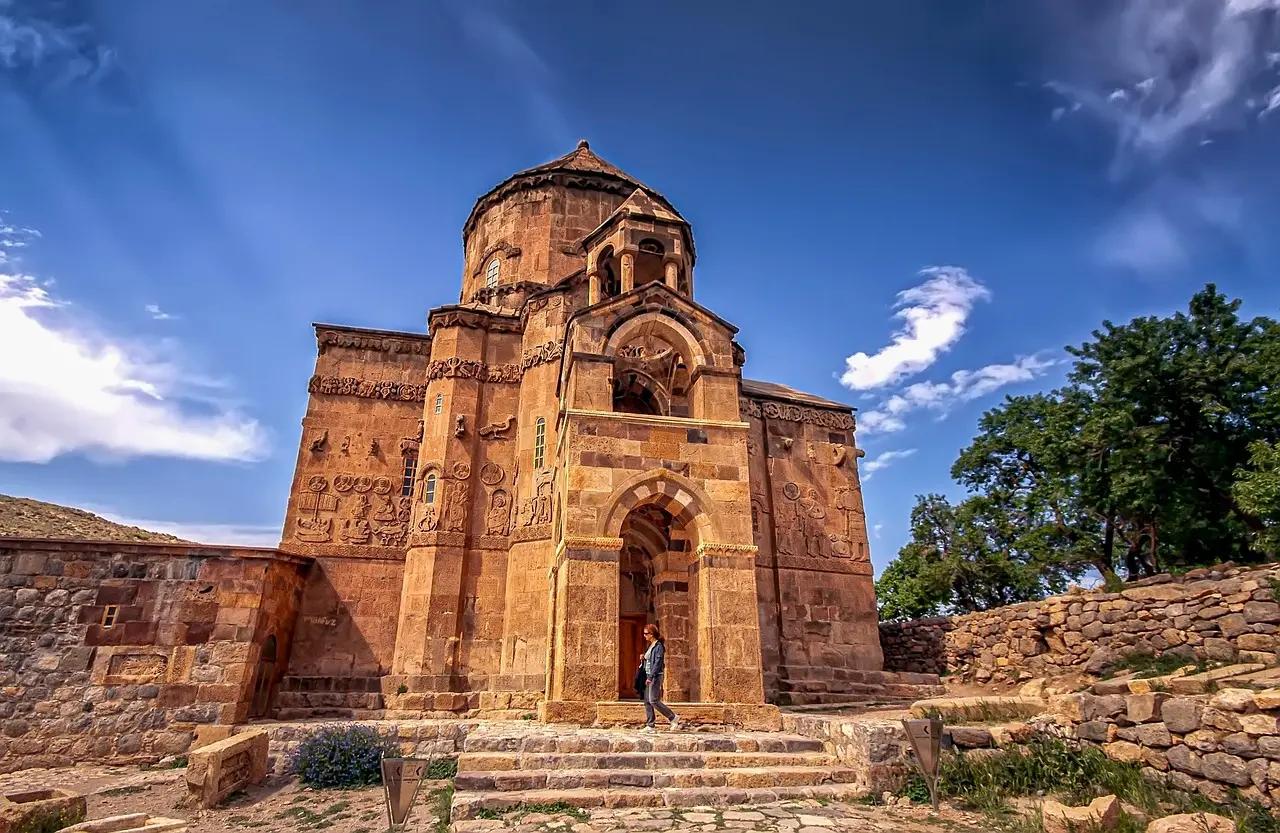 Catedral armenia en la isla de Akdamar en medio del lago Van