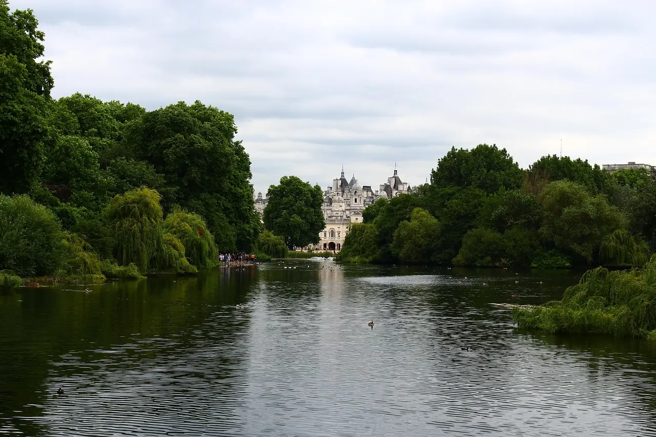 Familia paseando en bote por el lago Serpentine en Hyde Park, Londres
