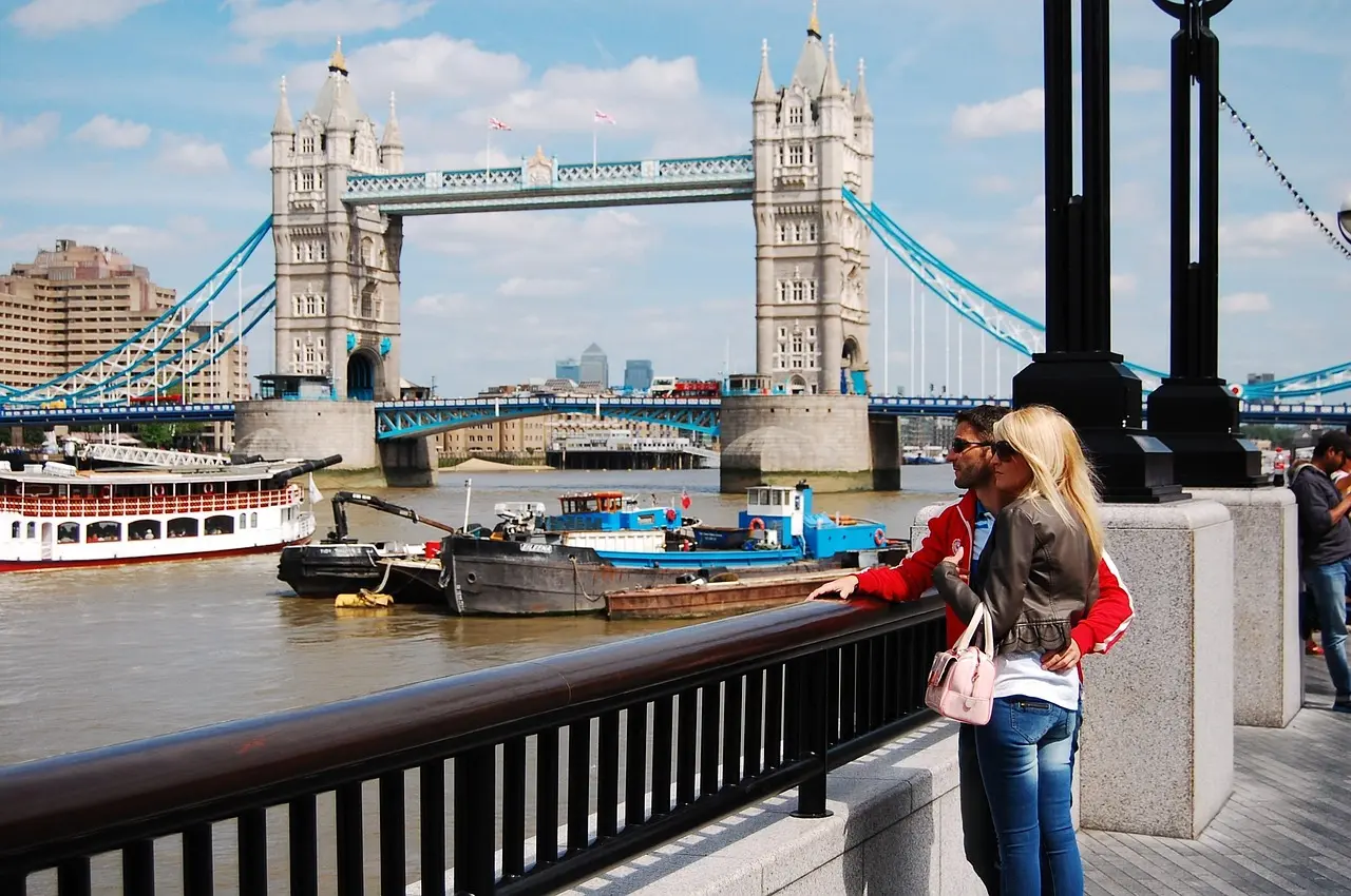 Crucero turístico navegando por el río Támesis con el Puente de la Torre al fondo