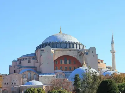 Vista panorámica de Estambul con la Mezquita Azul y Santa Sofía al atardecer