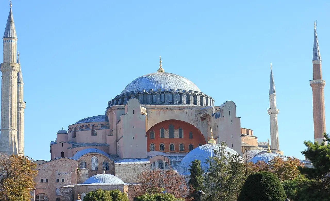 Vista panorámica de Estambul con la Mezquita Azul y Santa Sofía al atardecer